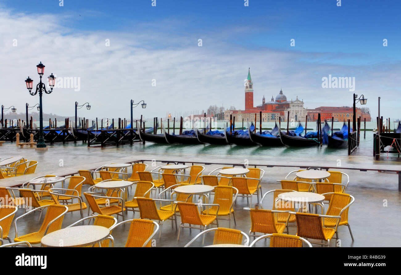 Gondoles par San Giorgio Maggiore, à Venise, Italie Banque D'Images