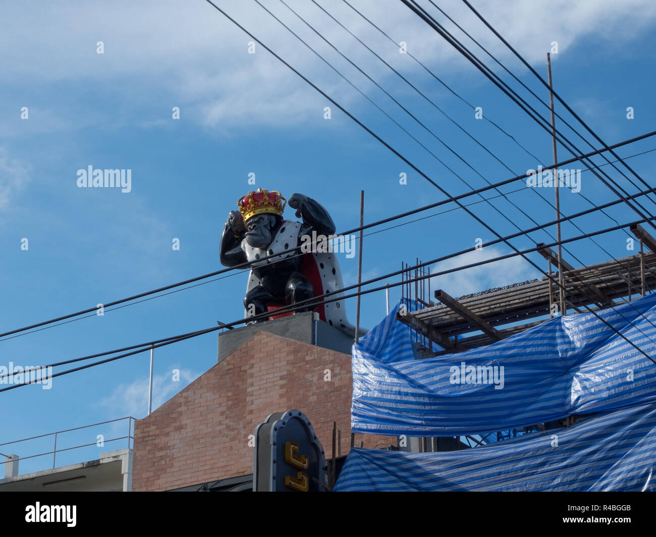 Un gorille de King Kong-comme statue, portant une couronne et le cap