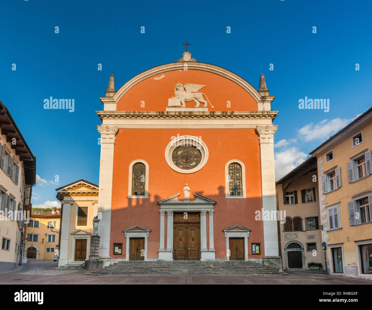 Chiesa di San Marco, 15e siècle, église à Piazza San Marco, bas-relief du lion ailé de Saint Marc à façade, Rovereto, Trentino-Alto Adige, Italie Banque D'Images