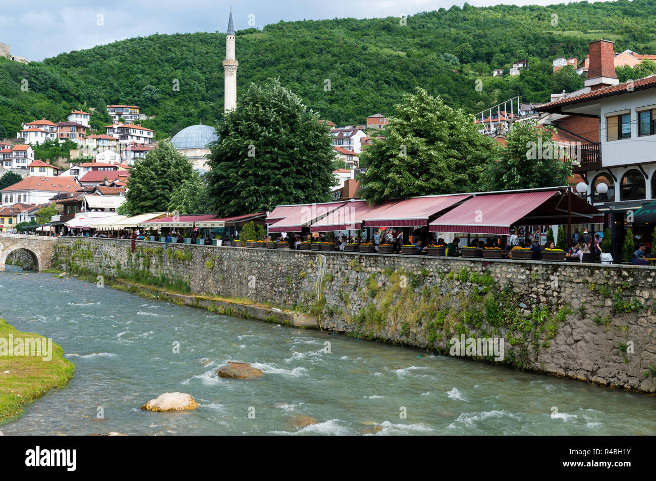 Pont de pierre sur la rivière Bistrica et Sinan Pacha Mosquée, à Prizren, Kosovo Banque D'Images