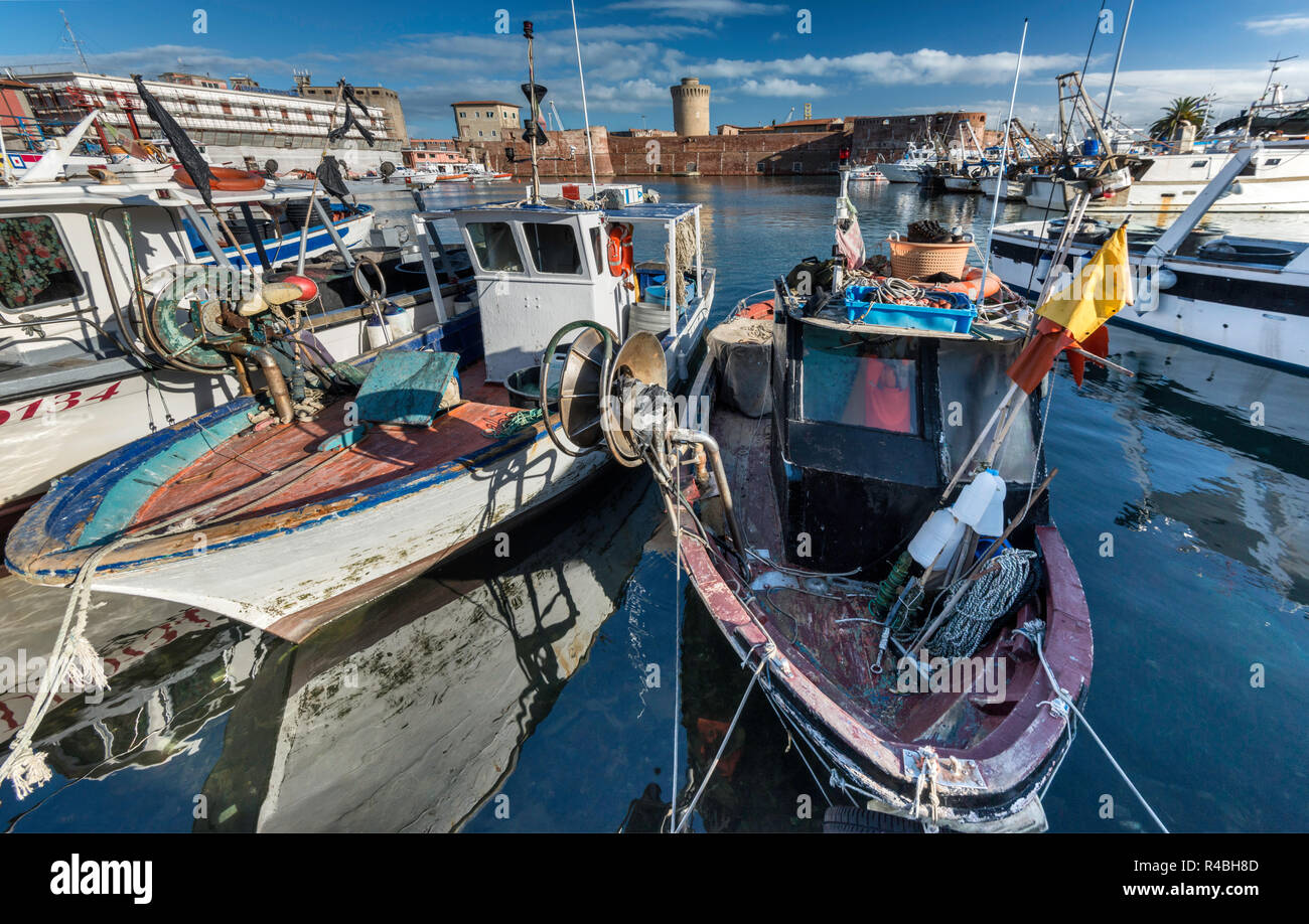 Bateaux de pêche au port, la Fortezza Vecchia (ancienne forteresse), fort médiéval à Livourne, Toscane, Italie Banque D'Images