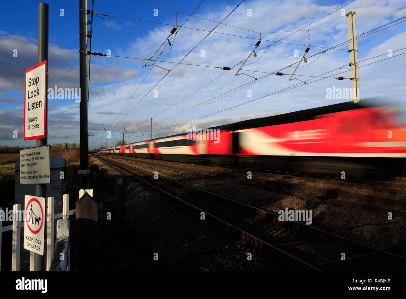 LNER train s'arrêter, regarder, écouter signe à un passage à niveau sans pilote, Abbots Ripton Village, East Coast Main Line Railway, Cambridgeshire, Angleterre Banque D'Images