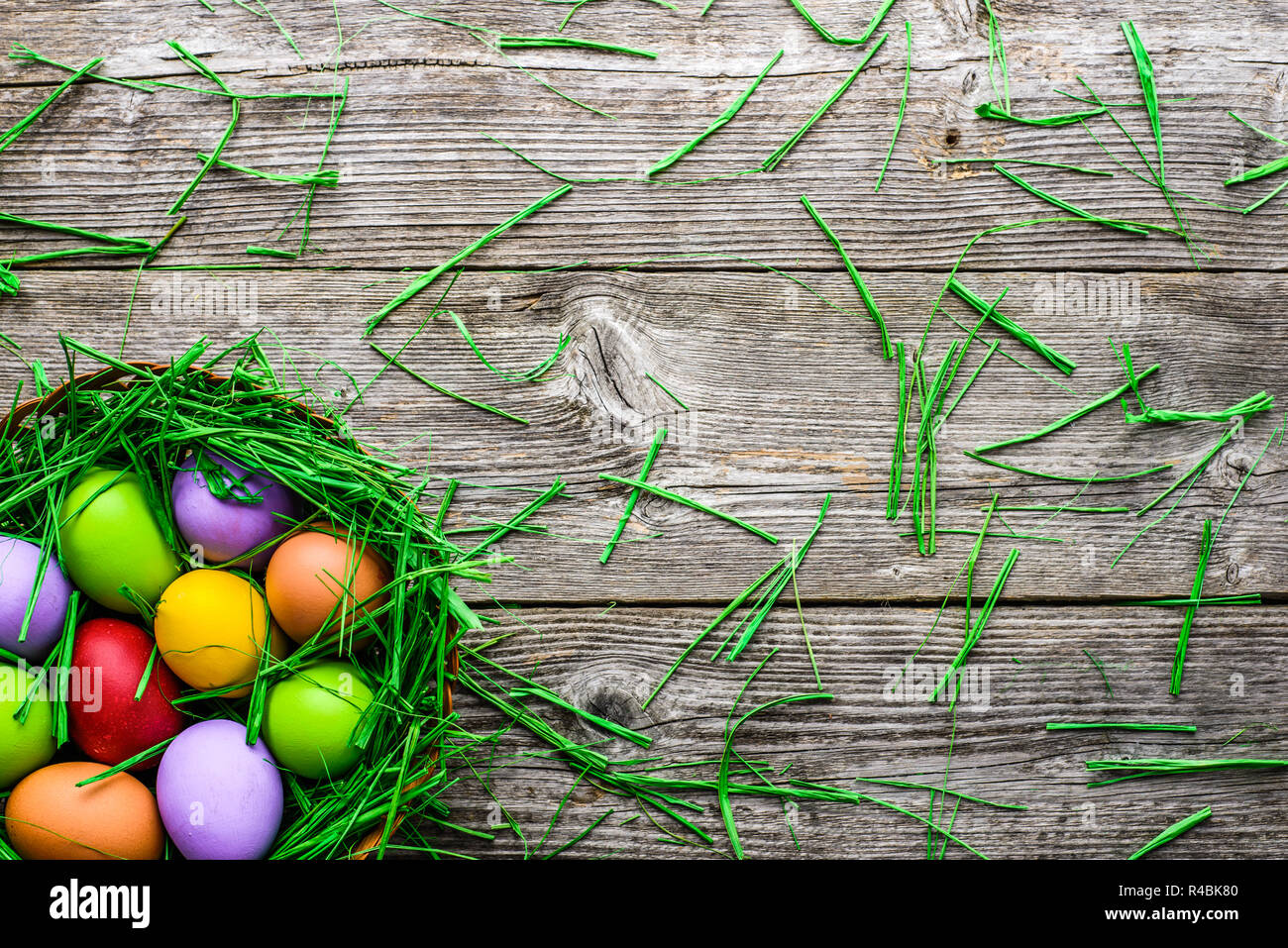 Joyeuses pâques oeufs, décoration de fête avec des oeufs dans le nid Banque D'Images