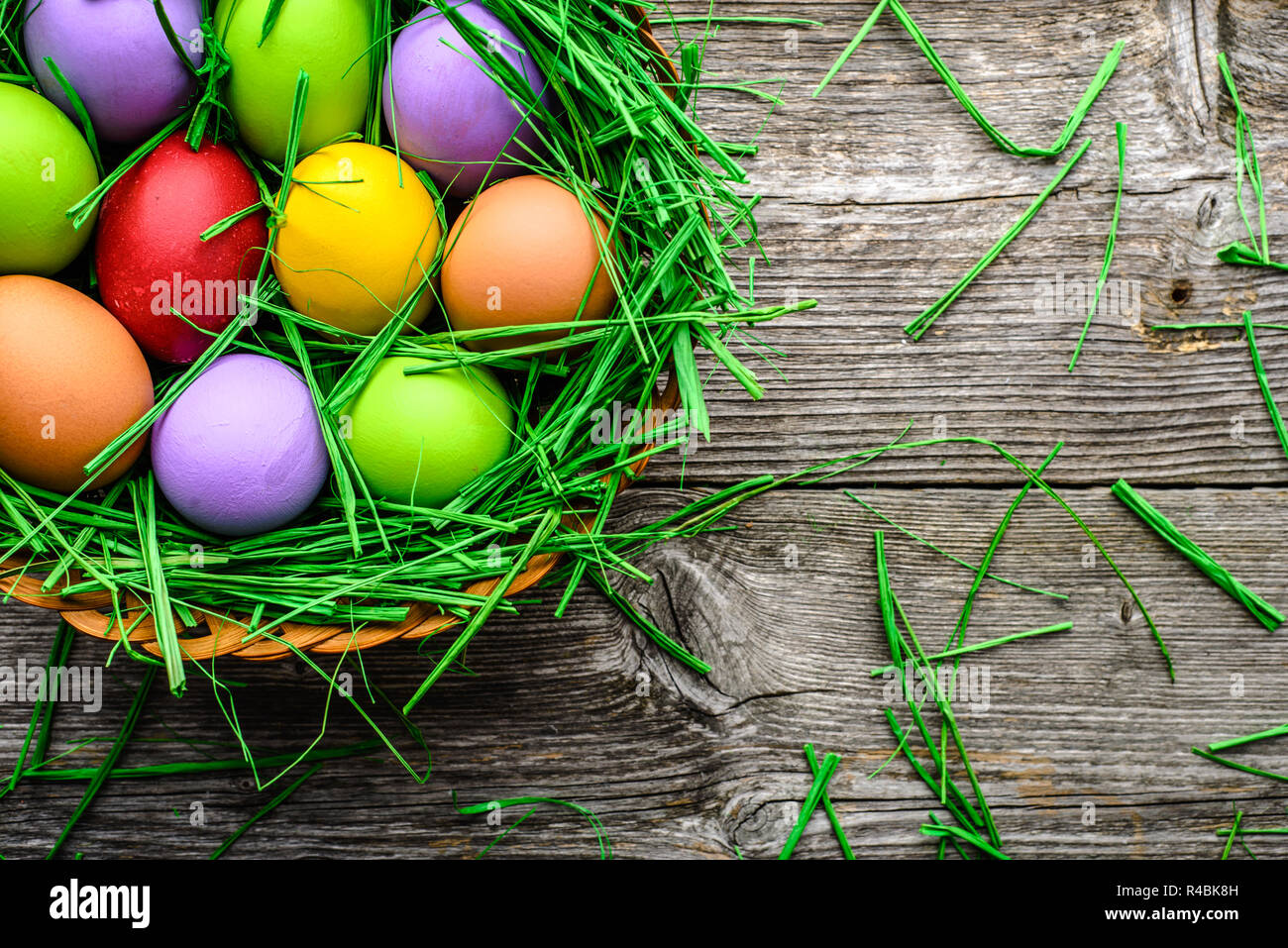 Joyeuses pâques oeufs, décoration de fête avec des oeufs dans le nid Banque D'Images