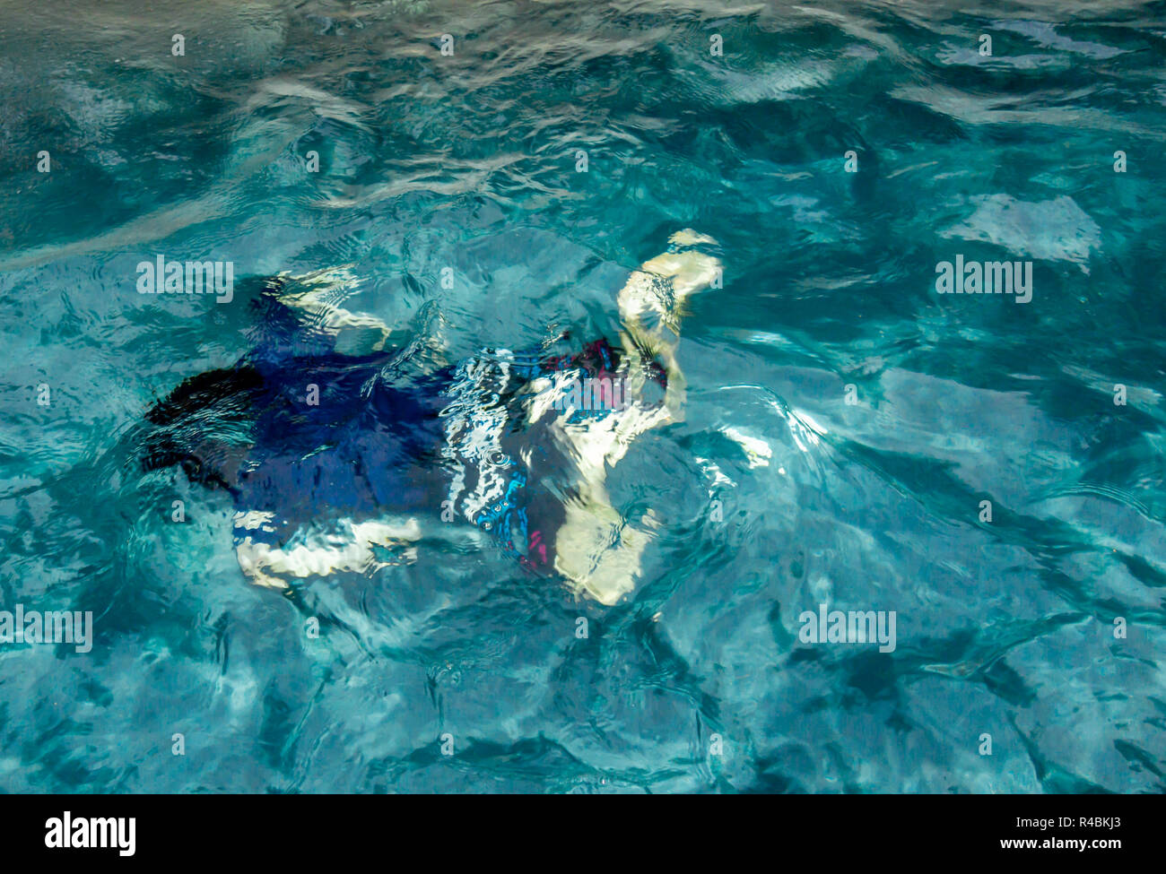 Image abstraite d'une personne qui nage sous l'eau dans une piscine Banque D'Images