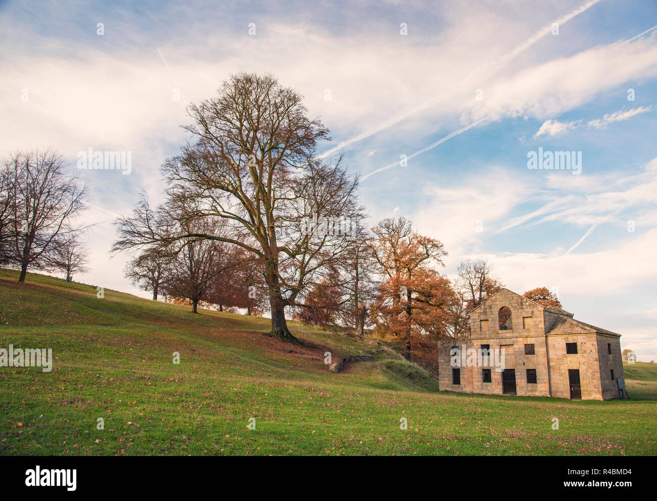 James Paine's Mill , la réussite d'un architecte du milieu du 18e siècle a créé le moulin à maïs situé à Chatsworth Park dans le Peak District en Angleterre au Royaume-Uni. Banque D'Images