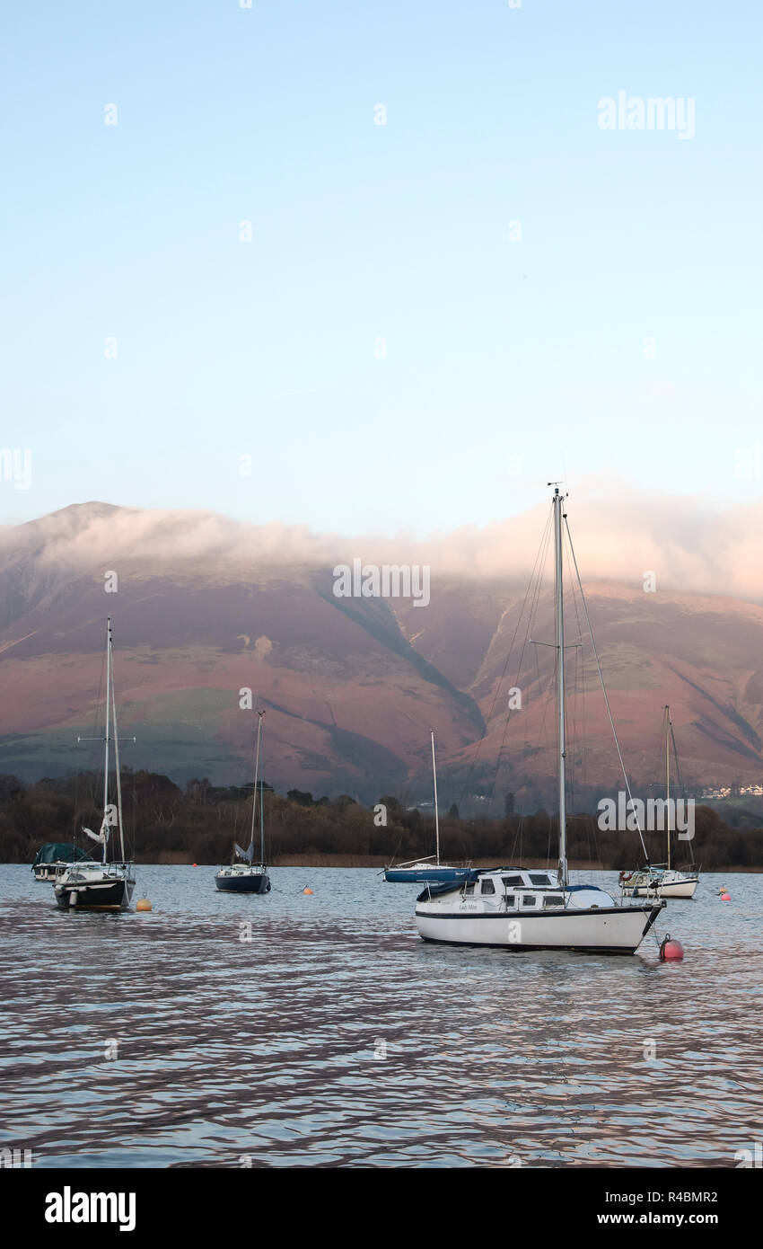 Un matin tôt voir les bateaux et voiliers sur le lac Derwentwater en Cumbria England UK Banque D'Images