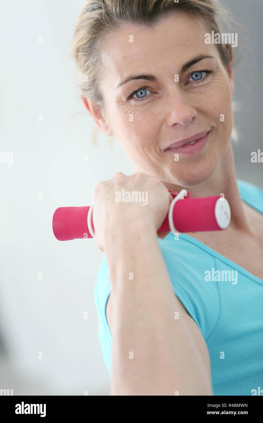 Portrait of mature woman lifting dumbbells fitness Banque D'Images