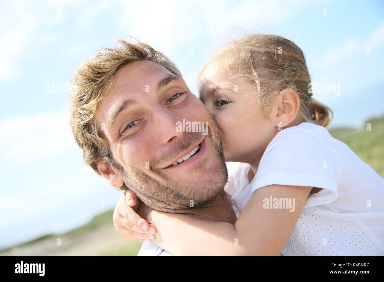 Petite fille en donnant un baiser à son père Photo Stock - Alamy