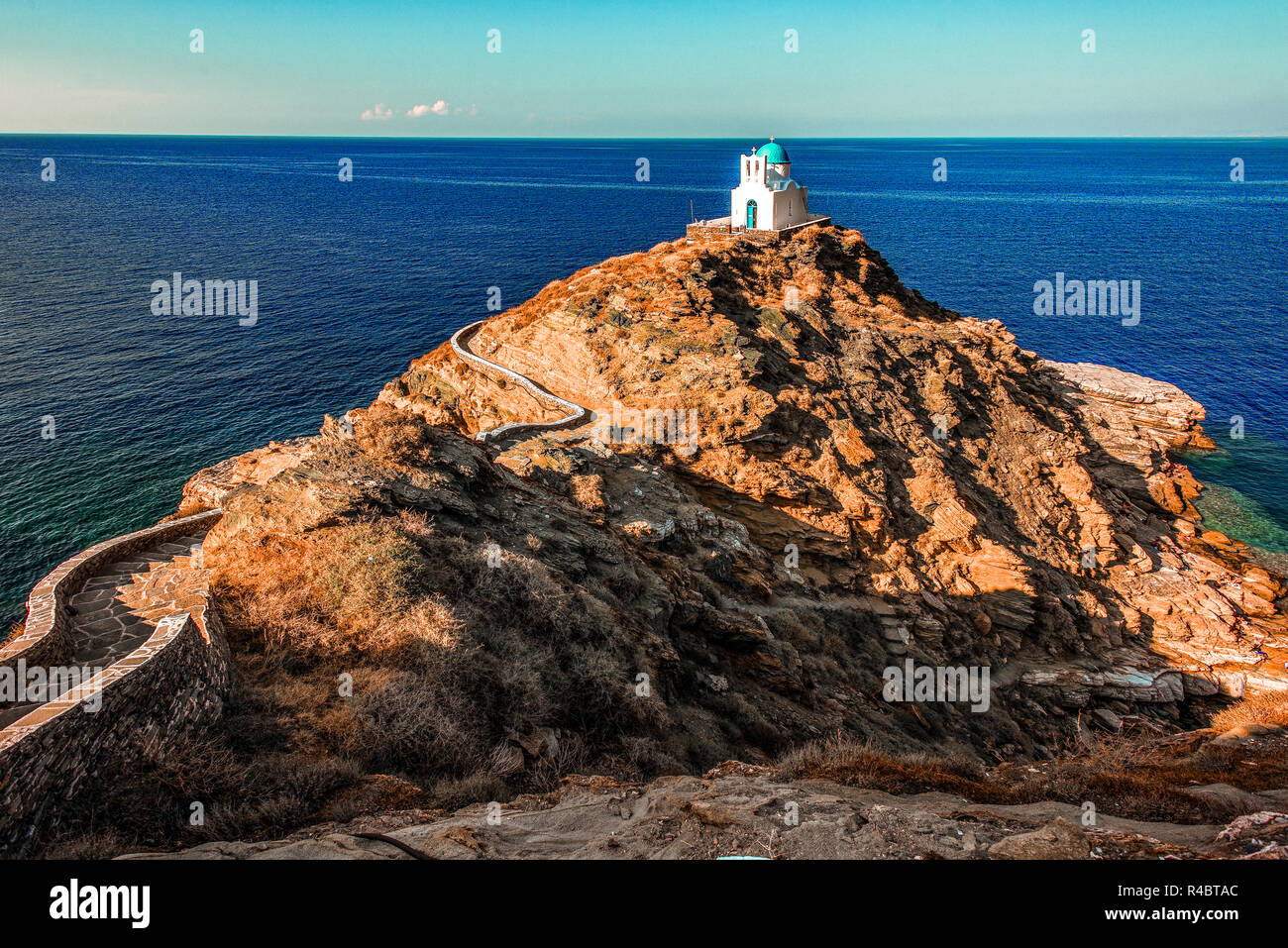 La Grèce. L'île de Sifnos. L'église de sept martyrs près de village Kastro Banque D'Images