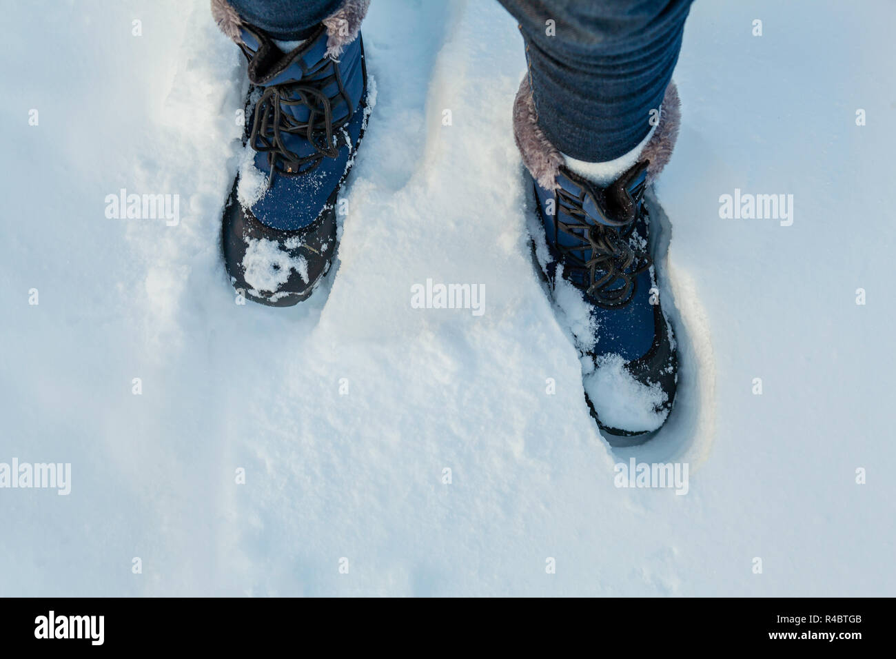 Pieds de femme dans des bottes dans la neige profonde. L'Islande Photo  Stock - Alamy