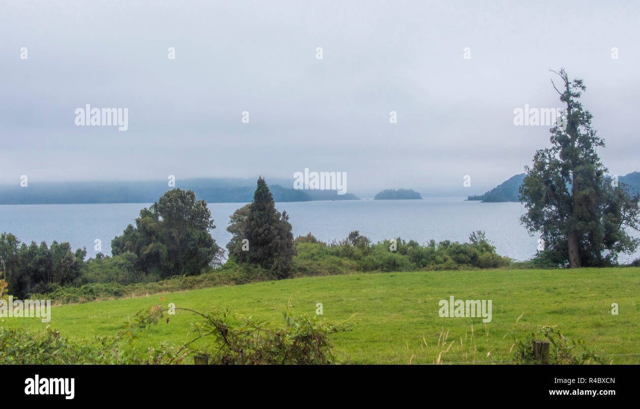 Le lac Puyehue en Patagonie chilienne avec brouillard Banque D'Images