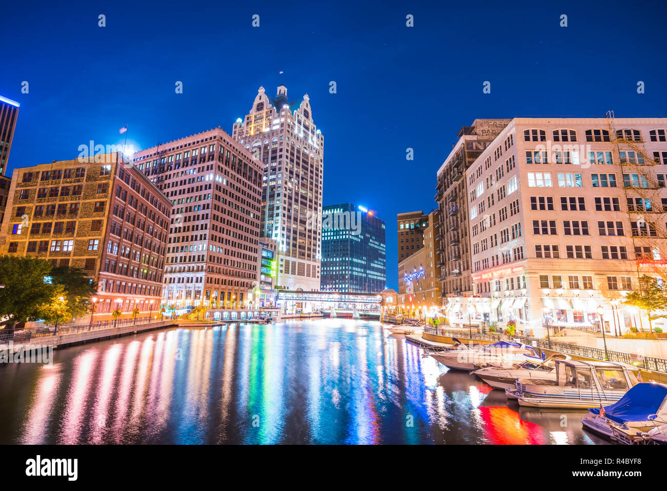 Milwaukee downtown avec reflet dans l'eau la nuit,milwaukee wisconsin,USA,. Banque D'Images