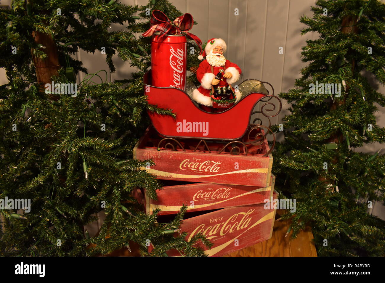 Orlando, Floride, le 24 novembre 2018. Beau Père Noël sur un traîneau et caisse vintage Coca Cola et arbres de Noël en secteur d'International Drive. Banque D'Images