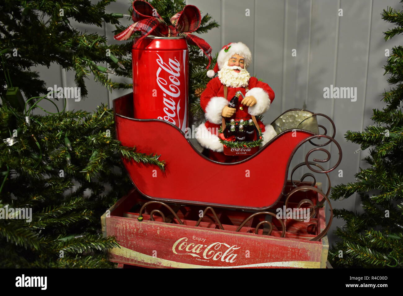 Orlando, Floride, le 24 novembre 2018. Beau Père Noël sur un traîneau et caisse vintage Coca Cola dans International Drive Area . Banque D'Images