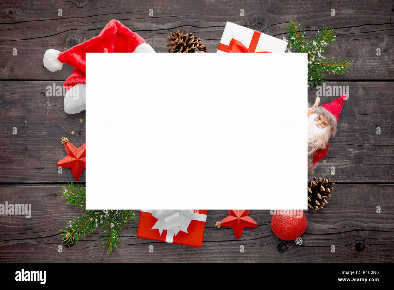 Papier blanc pour carte de voeux de Noël et Nouvel An du texte. La décoration du Nouvel An sur une table en bois. Vue d'en haut. Banque D'Images