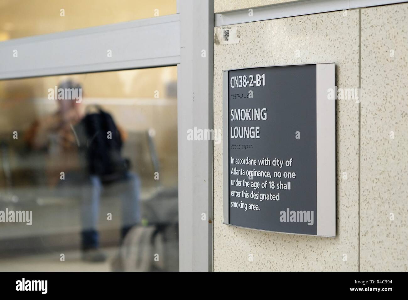 Le salon fumeurs à la borne C de l'aéroport international Hartsfield-Jackson d'Atlanta, Atlanta, Georgia, USA. Banque D'Images Le salon fumeurs à la borne C de l'aéroport international Hartsfield-Jackson d'Atlanta, Atlanta, Georgia, USA. Banque D'Images