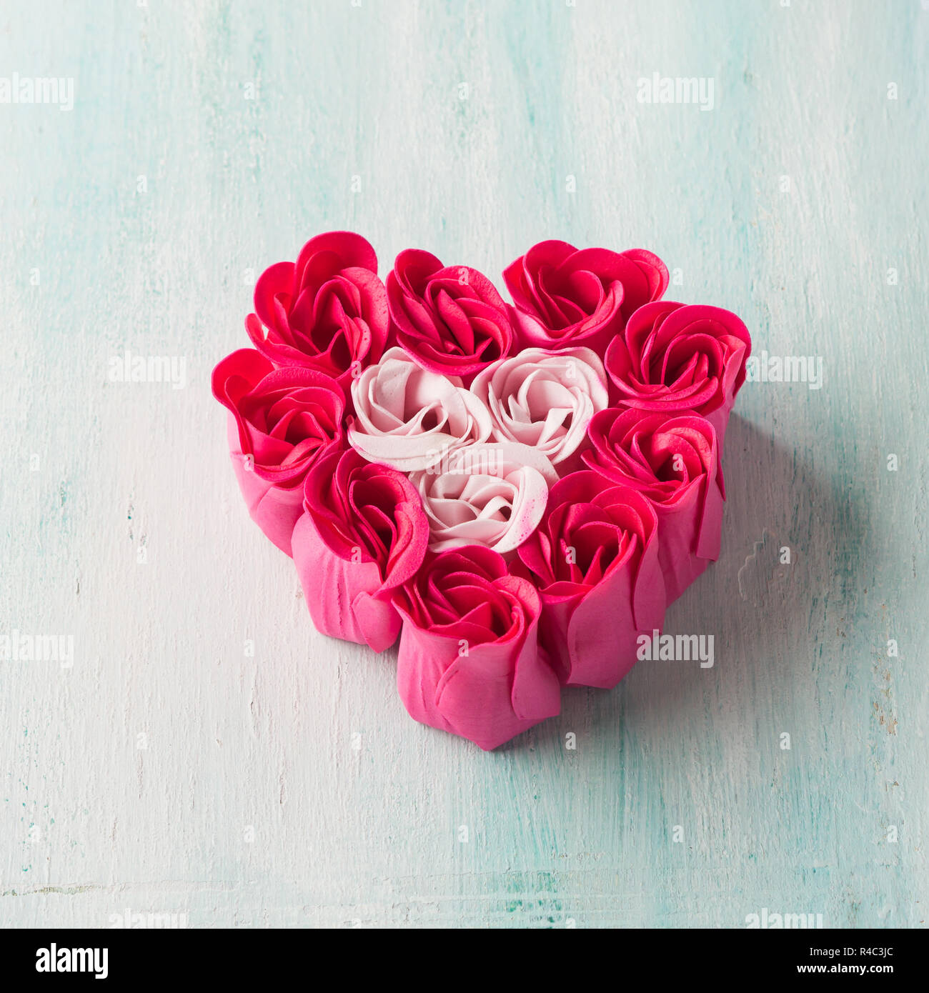 Rose En Forme De Coeur Roses Rouges Sur Fond De Couleur Pastel Douche De Bebe Invitation Mariage Symbole Carte De Souhaits Jour Mere Valentine Photo Stock Alamy