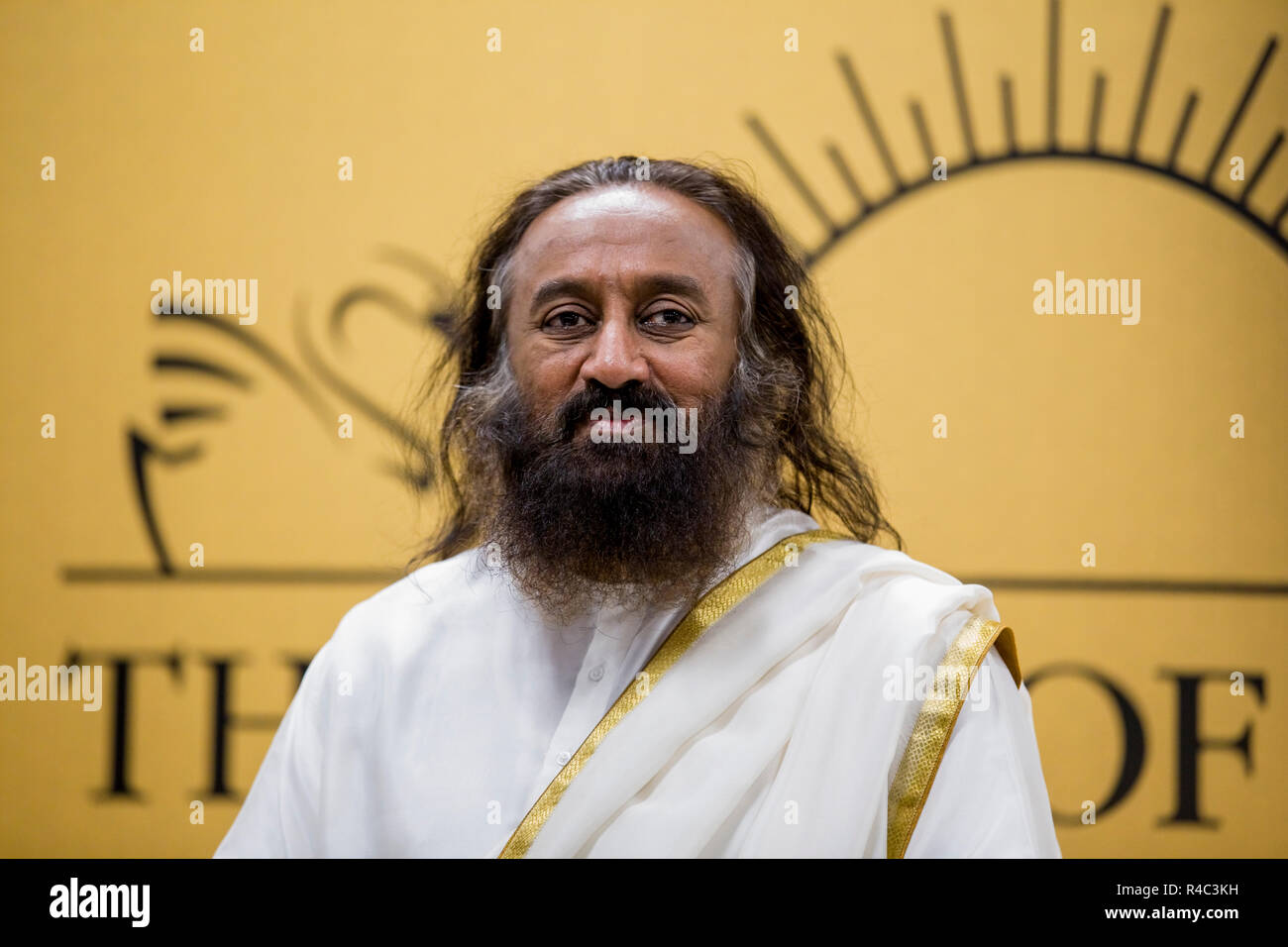 Dubaï, Émirats arabes Unis - 17 novembre 2018 : le gourou spirituel indien Sri Sri Ravi Shankar lors de sa visite aux Émirats arabes Unis pour diriger une classe de maître de méditation Banque D'Images