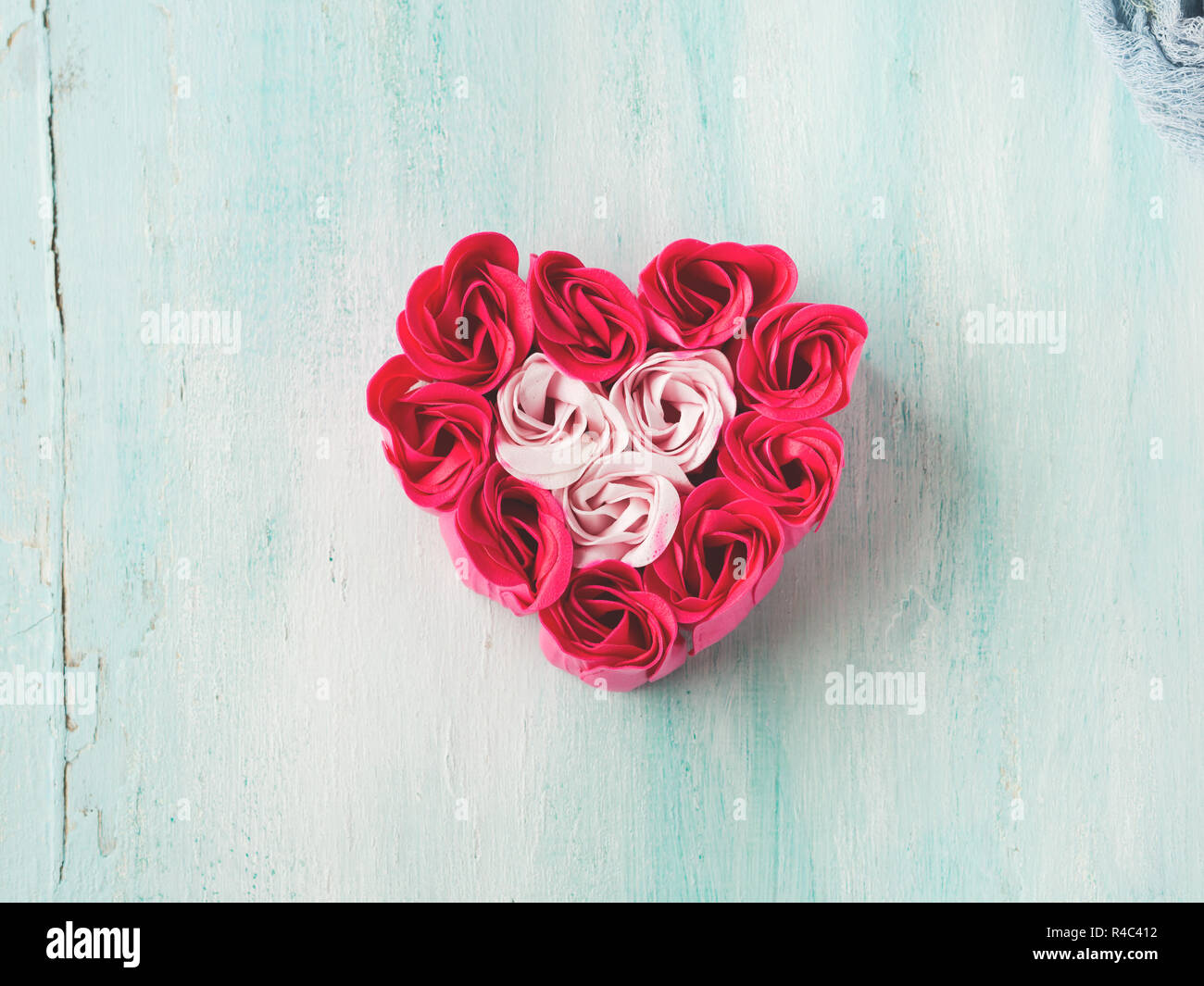 Rose En Forme De Coeur Roses Rouges Sur Fond De Couleur Pastel Douche De Bebe Invitation Mariage Symbole Carte De Souhaits Jour Mere Valentine Photo Stock Alamy