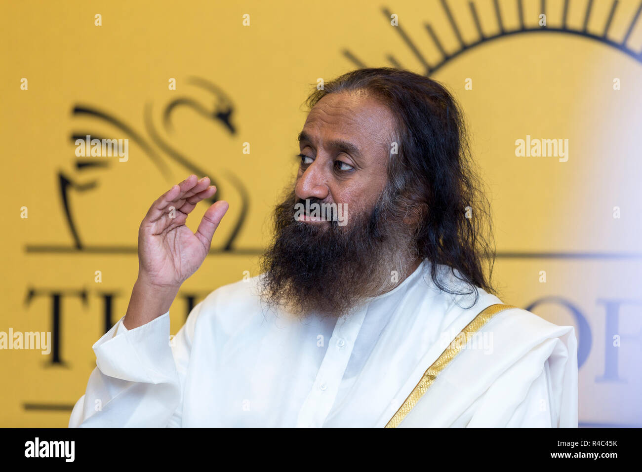 Dubaï, Émirats arabes Unis - 17 novembre 2018 : le gourou spirituel indien Sri Sri Ravi Shankar lors de sa visite aux Émirats arabes Unis pour diriger une classe de maître de méditation Banque D'Images