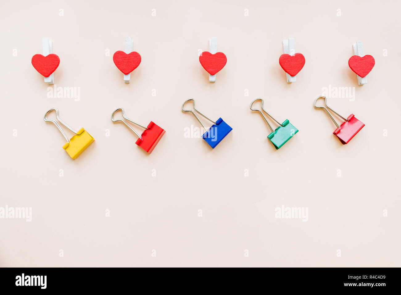 Modèle de binder clips colorés et coeurs rouges sur fond de papier pastel.set. reliures Outils pour le travail de bureau papeterie.Copy space.business concepts créativité.Télévision design laïcs Banque D'Images