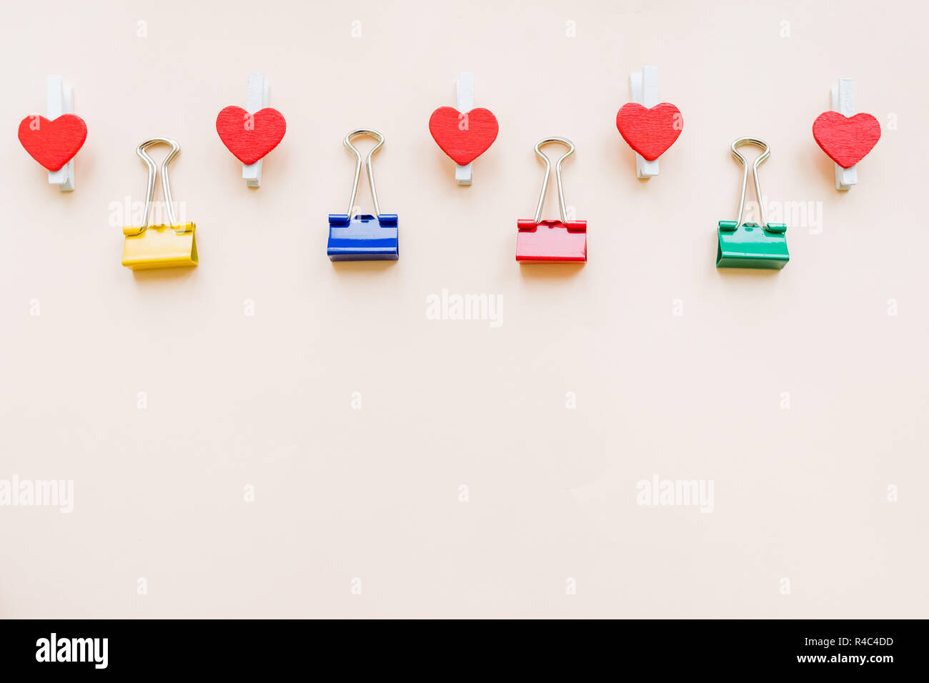 Modèle de binder clips colorés et coeurs rouges sur fond de papier pastel.set. reliures Outils pour le travail de bureau papeterie.Copy space.business concepts créativité.Télévision design laïcs Banque D'Images