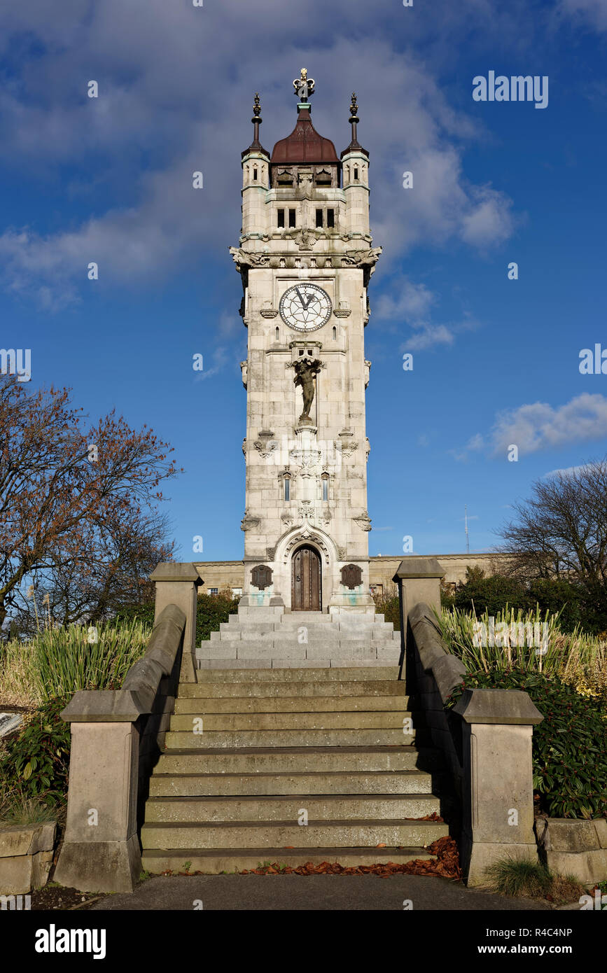 Marches de pierre menant à Whitehead memorial tour de l'horloge à whitehead Jardins, Bury Lancashire uk Banque D'Images