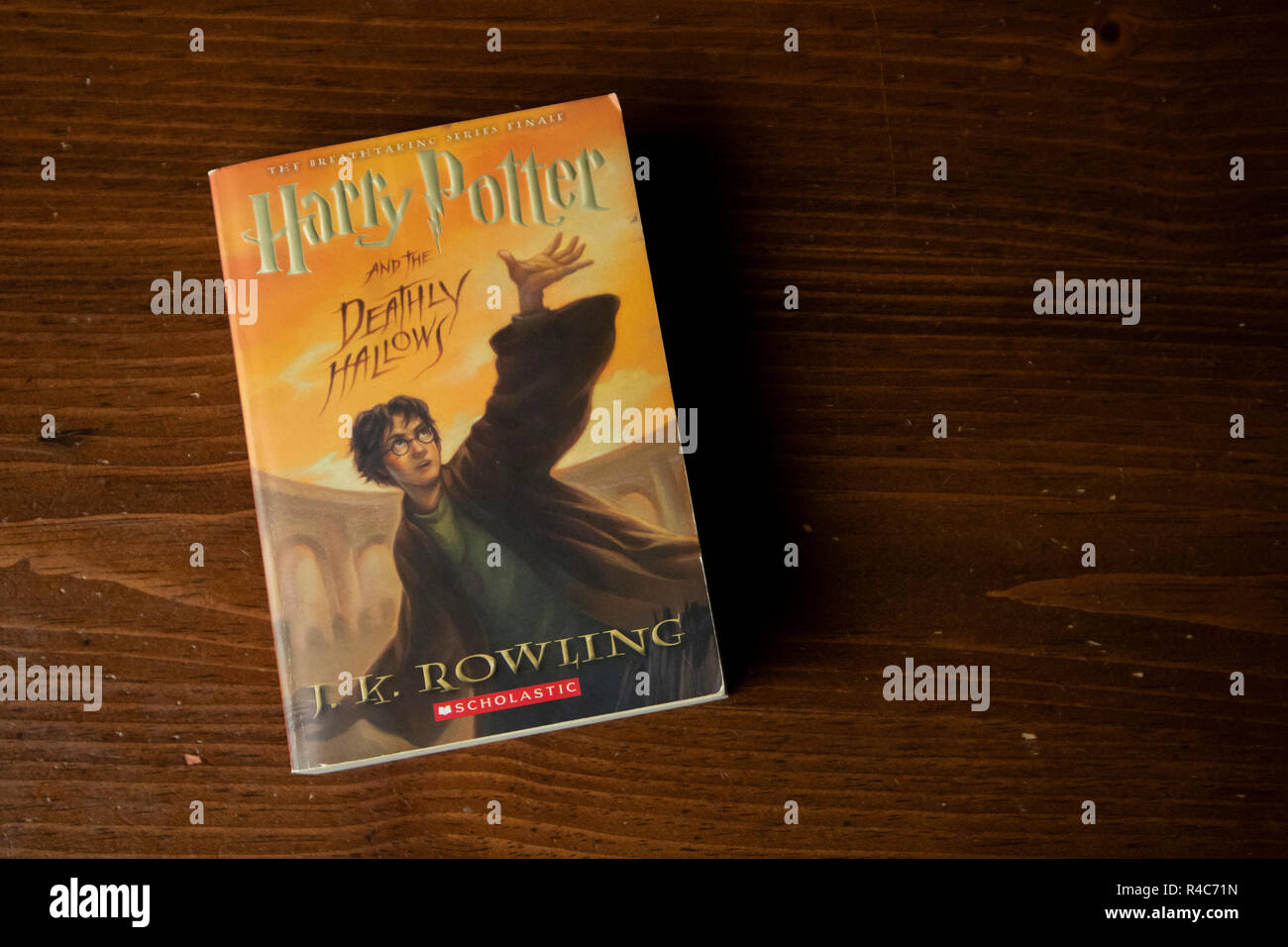 Harry Potter et le livre de Deathly Halles sur la table en bois Banque D'Images