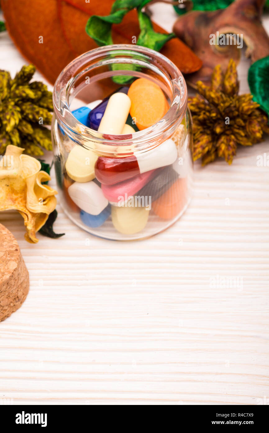 Divers comprimés et gélules dans contenant en verre avec green Banque D'Images