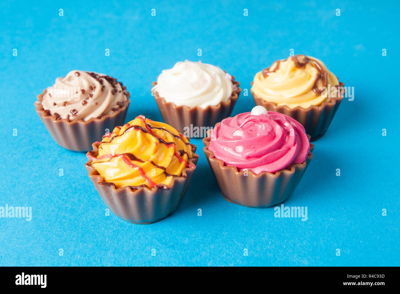 Gateau D Anniversaire Sur Fond Bleu Beaucoup De Sweet Cupcakes Photo Stock Alamy