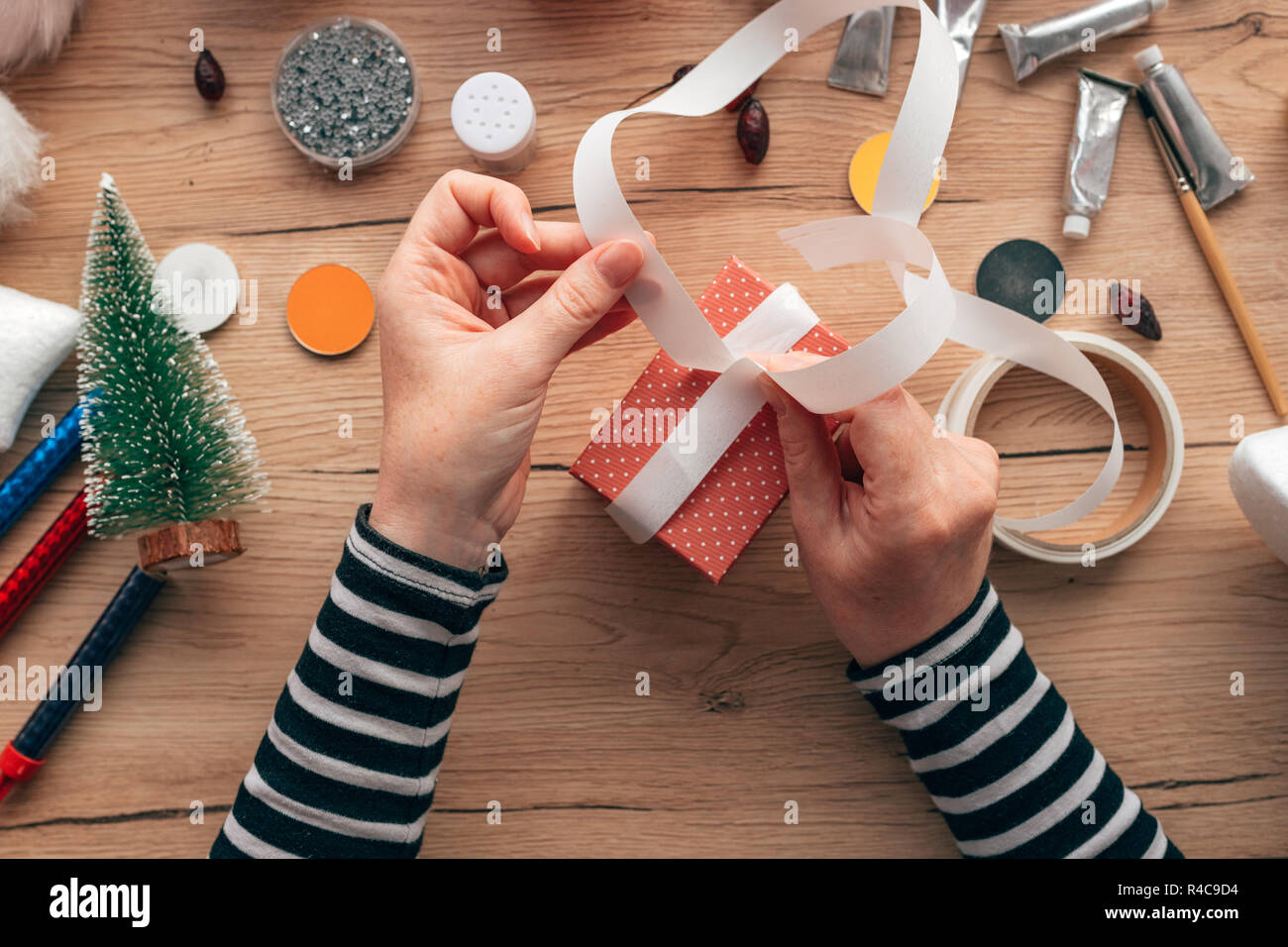 Creative diy craft hobby, femme faisant cadeau de Noël présente, vue de dessus du tableau ci-dessus les mains des femmes Banque D'Images