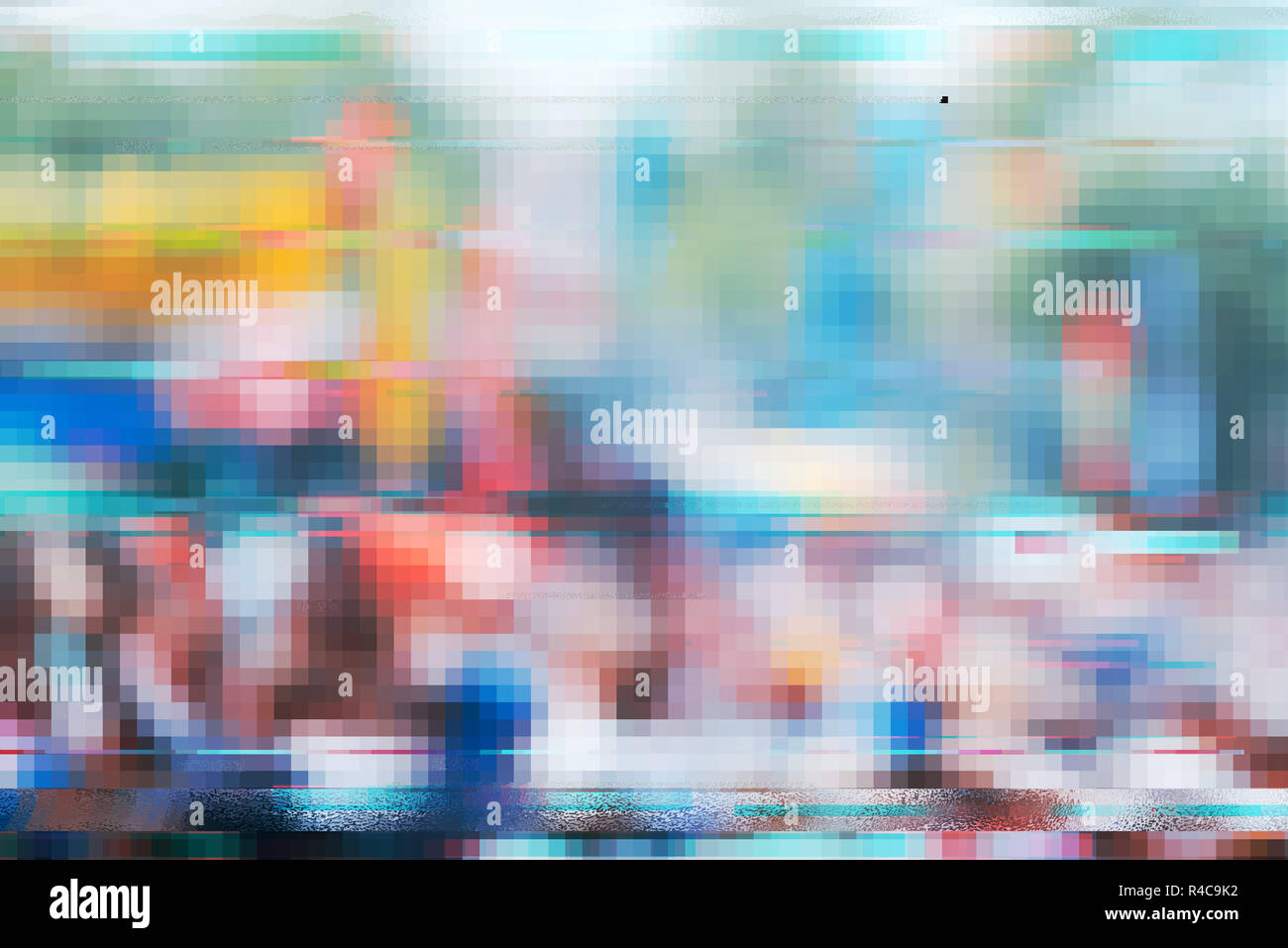 Règlement général sur la protection des données PIBR concept. Foule floue de personnes dans la rue avec glitch effet que si elles ont été enregistrées avec surveillance cc Banque D'Images