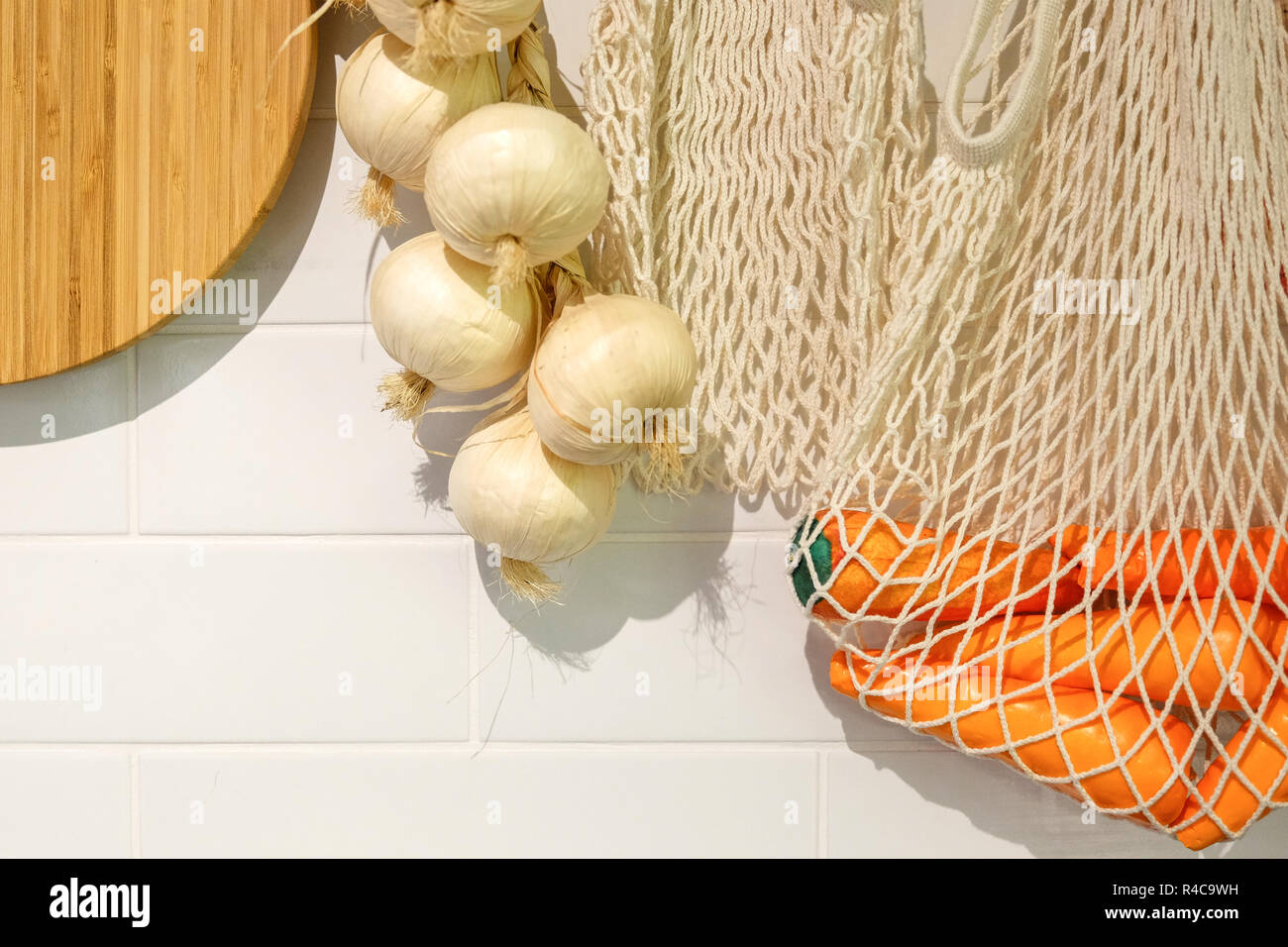 Bac à pain. Vue de la cuisine avec comptoir à découper, accroché au mur quelques têtes d'ail. Banque D'Images