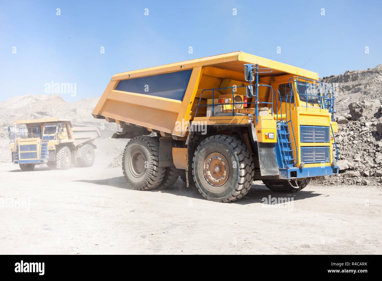 Les camions à benne déménagement dans une mine de charbon Banque D'Images