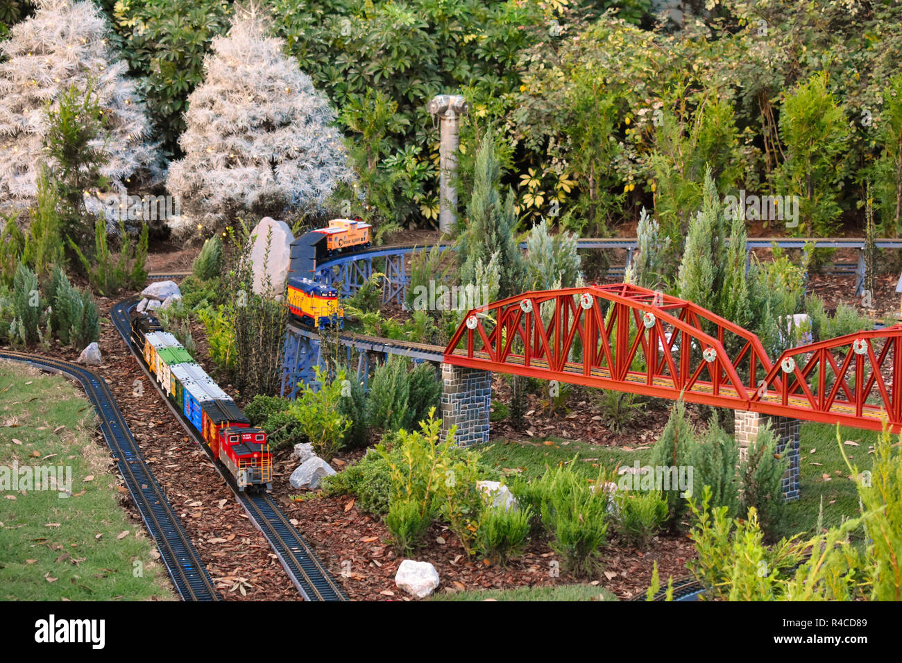 Orlando, Floride. 21 novembre, 2018. Train miniature, pont et arbre de Noël sur fond de forêt dans International Drive Area Banque D'Images