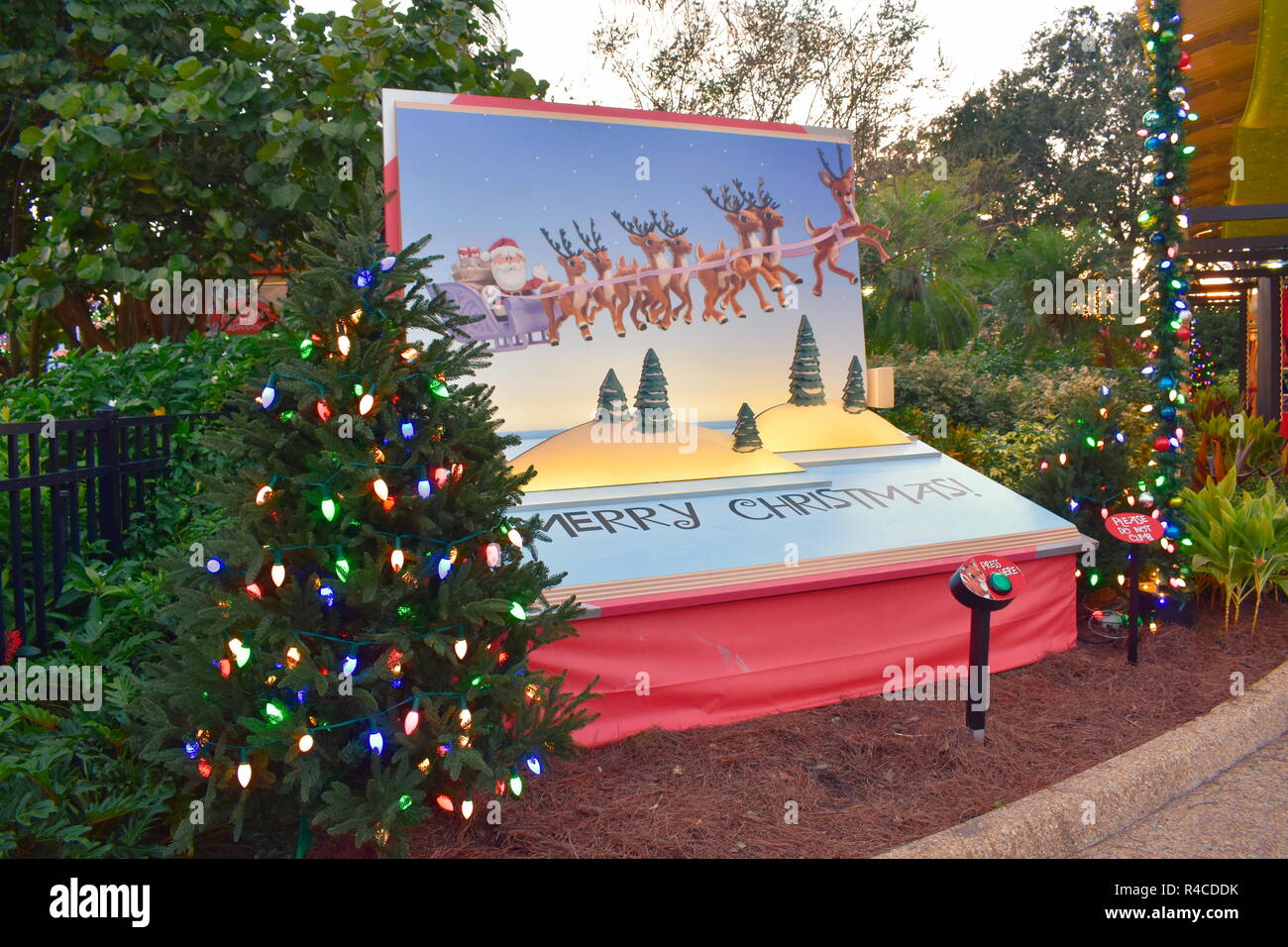 Orlando, Floride. Le 24 novembre 2018. Peinture colorée du Père Noël, du renne et joyeux Noël lettres dans International Drive Area. Banque D'Images