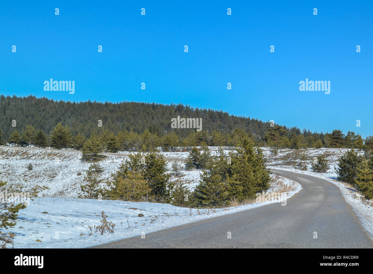 En hiver la route près de Pirot en Serbie Banque D'Images