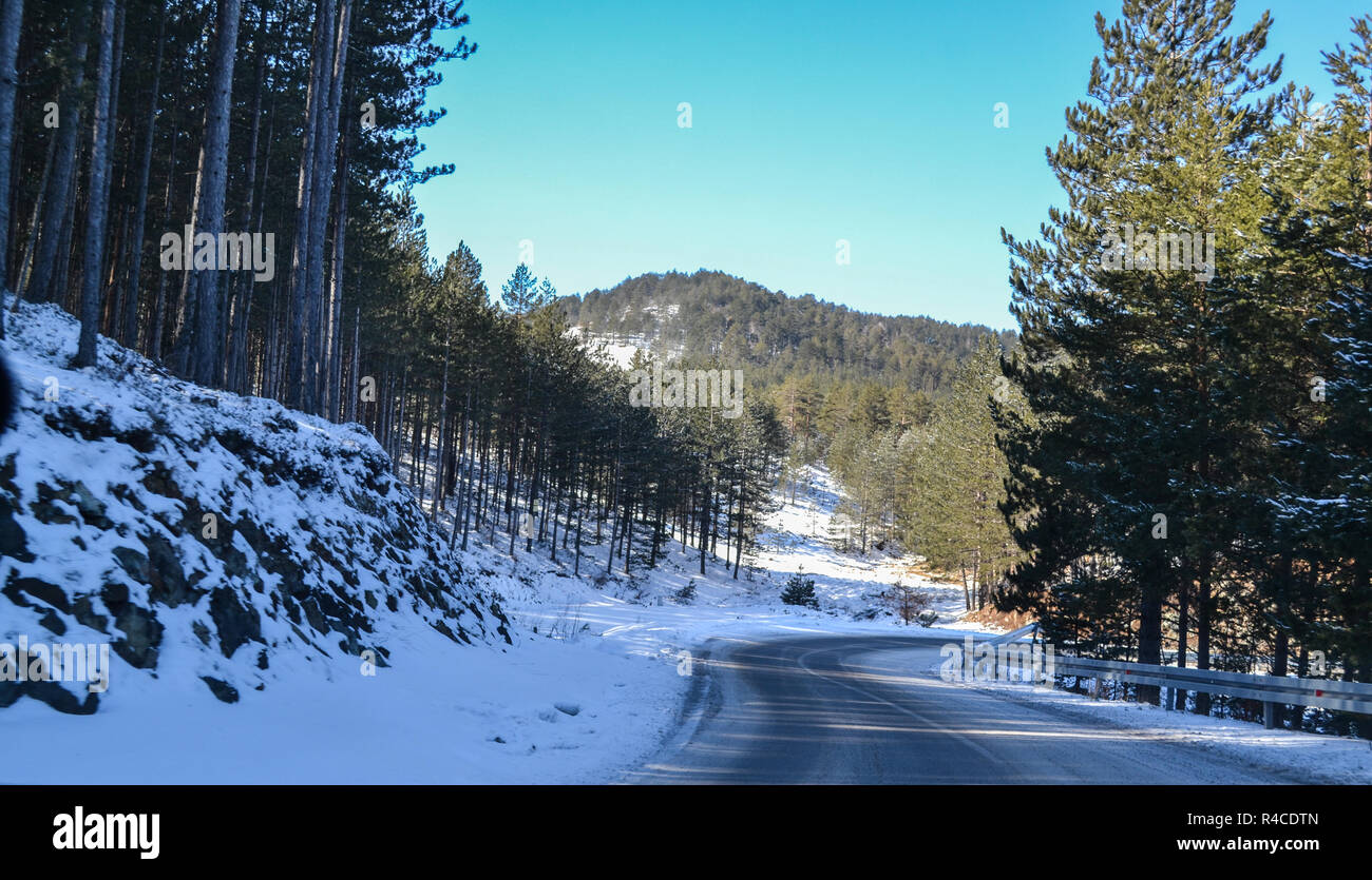 En hiver la route près de Pirot en Serbie Banque D'Images