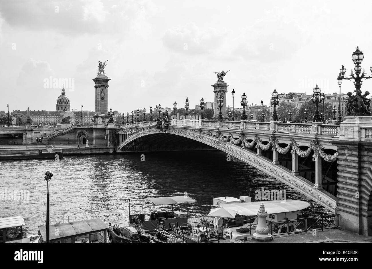 PARIS, FRANCE, 5 septembre 2018 - Vue du pont Alexandre III sur la Seine, avec l'Hôtel des Invalides sur l'arrière-plan à Paris, France Banque D'Images