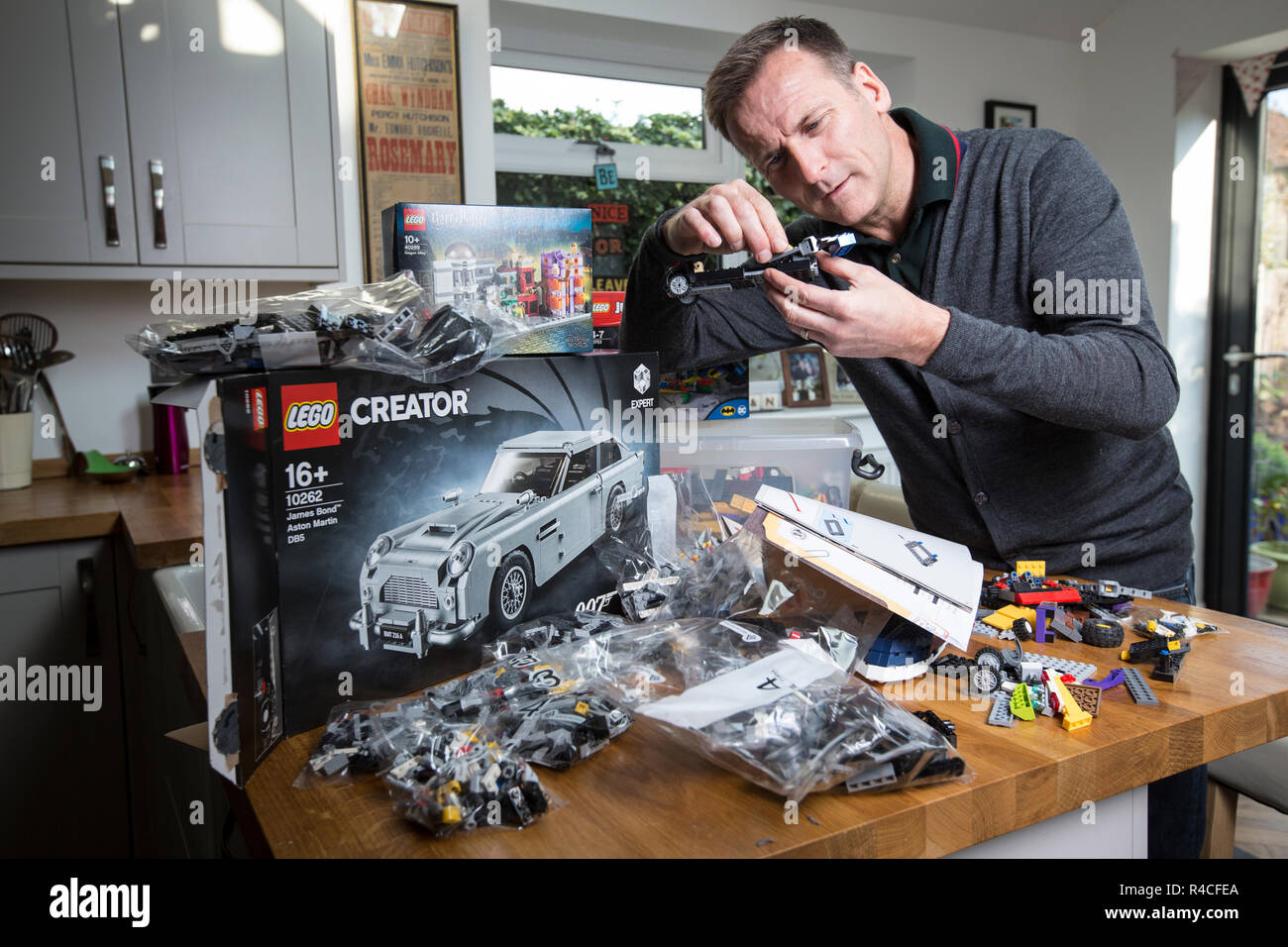 Lego addiction adulte Banque de photographies et d'images à haute  résolution - Alamy