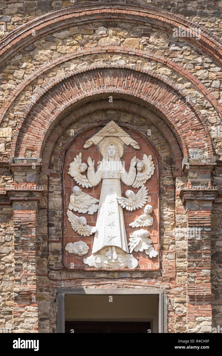 Relief sur la façade de l'église de l'ascension de la Vierge Marie à Panzano in Chianti, Italie Banque D'Images