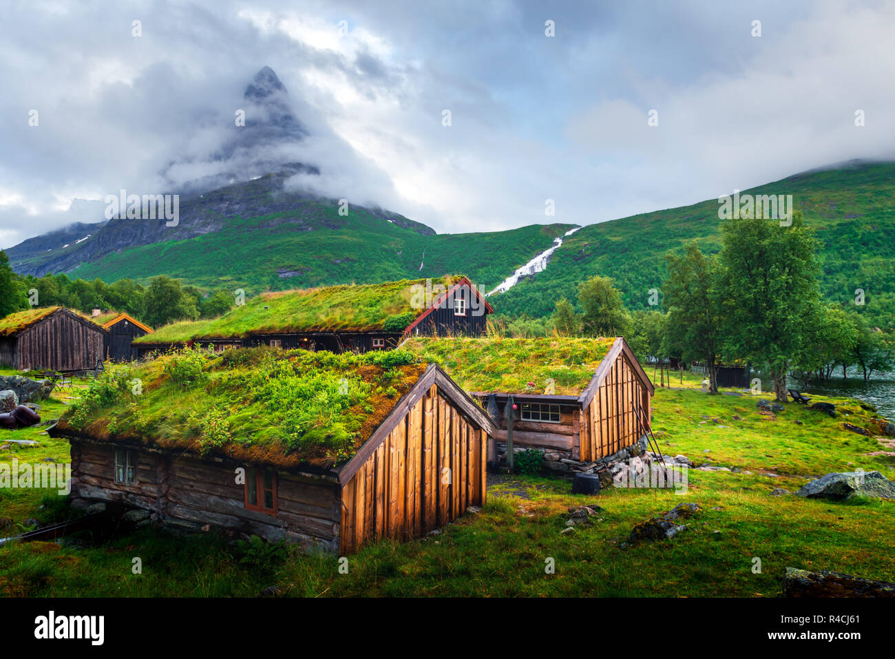 Vieilles maisons en norvégien typique avec des toits en herbe Innerdalen - la Norvège est plus belle vallée de montagne, près de l'Innerdalsvatna lake. La Norvège, Europe Banque D'Images