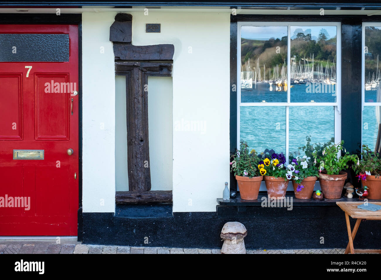 Conteneurs d'hiver sur l'appui de fenêtre dans Bayard's Cove, à Dartmouth, Devon. Vestiges de store front conservé dans le mur Banque D'Images