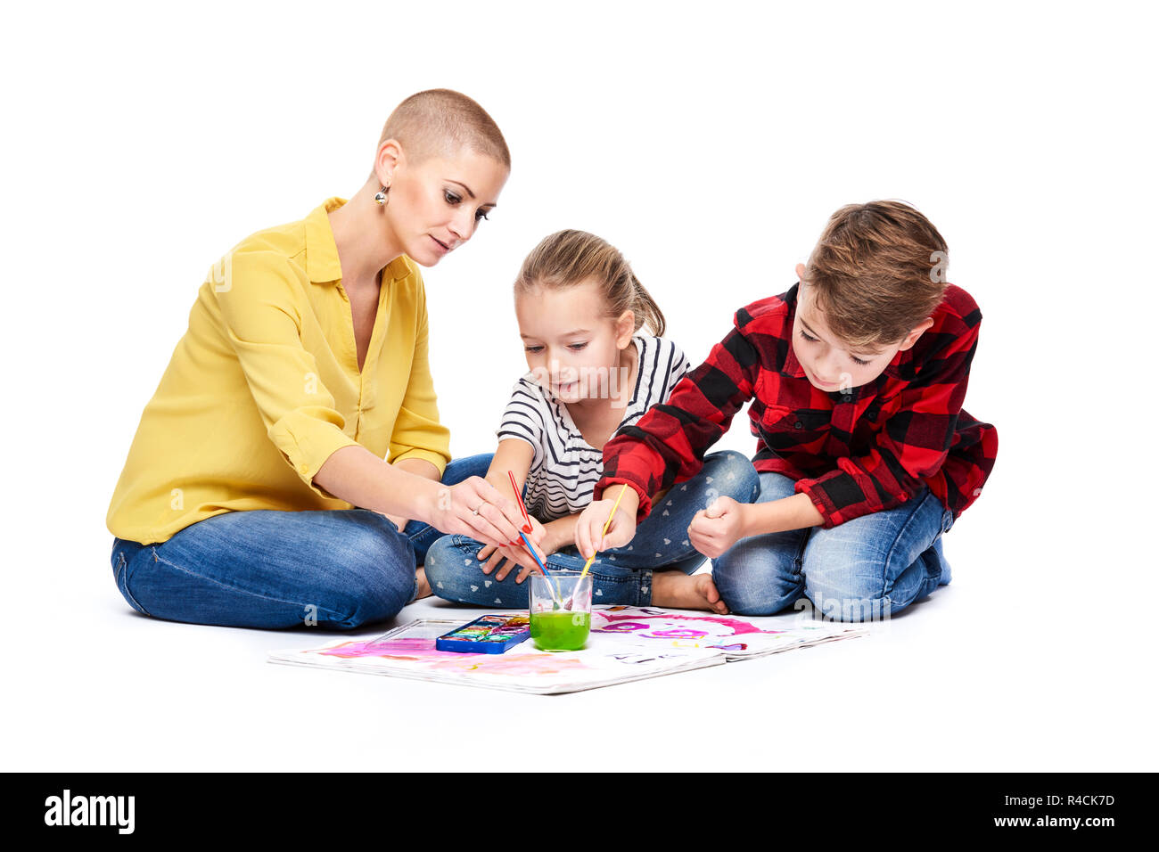 Les enfants avec le thérapeute de la peinture à l'aquarelle. L'art-thérapie de l'enfant, l'attention et la concentration, des difficultés d'apprentissage concept sur white backg Banque D'Images