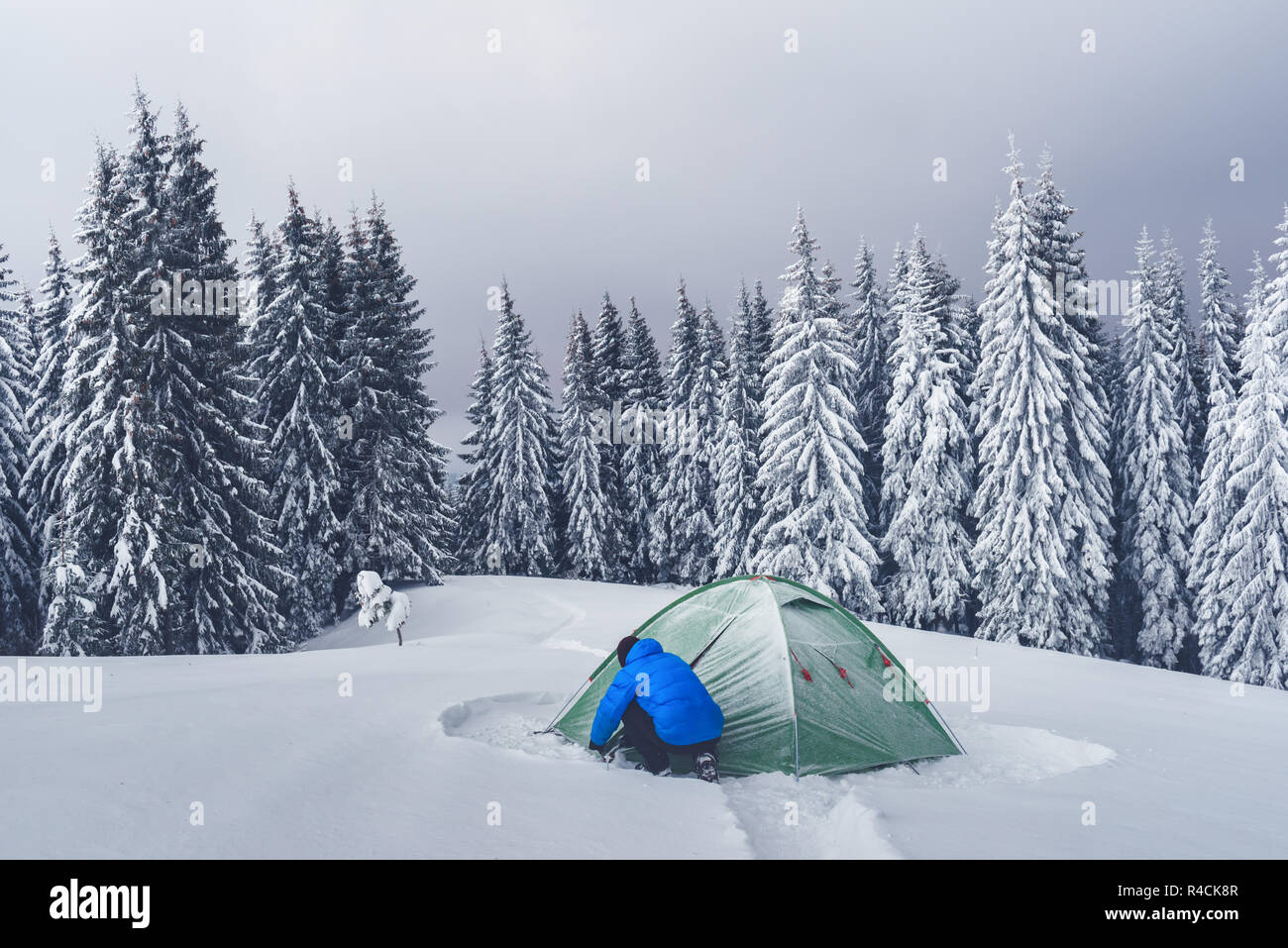 Tente verte et touristique sur fond de forêt de pins enneigés. Paysage d'hiver incroyable. Camp de touristes en haute montagne. Concept de voyage Banque D'Images