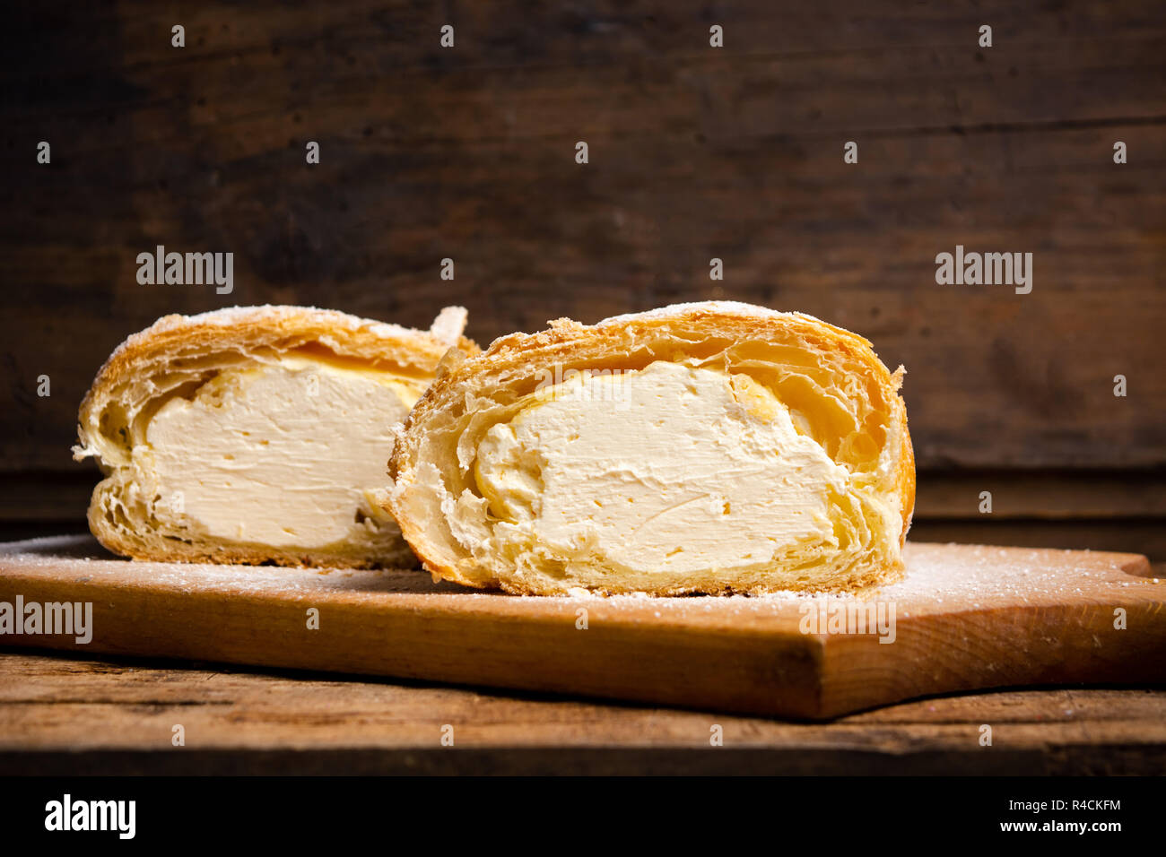 Crème vanille pâtisserie rouleau sur une planche à découper Banque D'Images