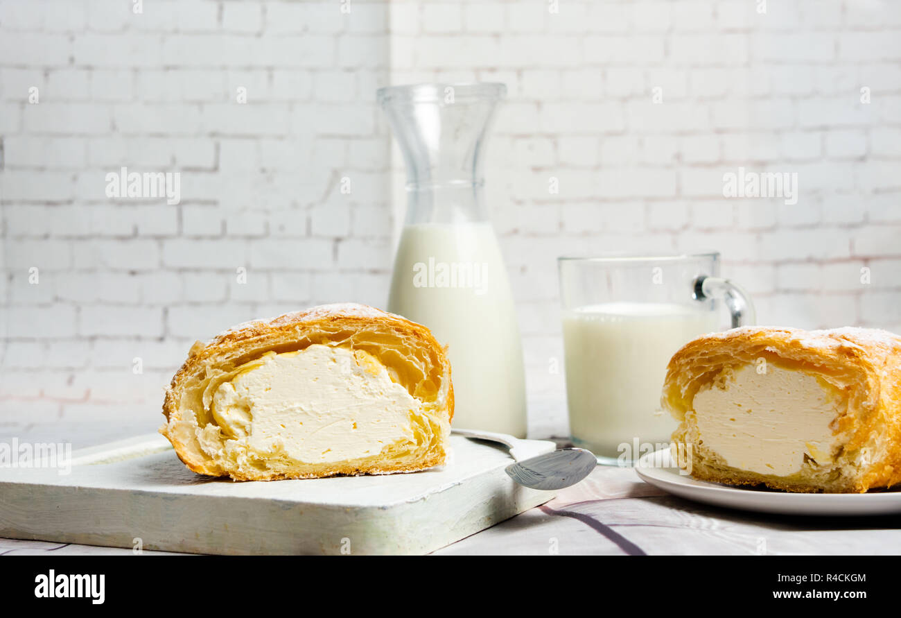 Crème vanille roll pastry servi avec du lait Banque D'Images