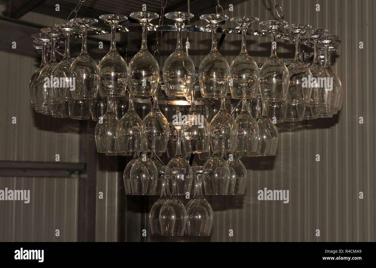 Lustre lampe faite à partir de verres à vin Photo Stock - Alamy
