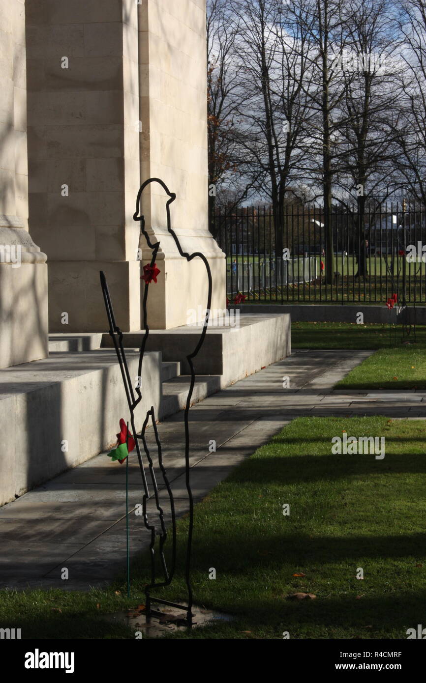 La silhouette du Soldat inconnu au monument commémoratif de guerre à Leicester, Angleterre Banque D'Images